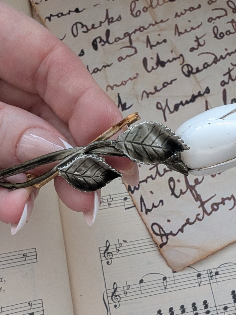 1930s Vintage White Tulip Flower Brooch - Silver Tone Leaf Stem - Picture 10 of 11
